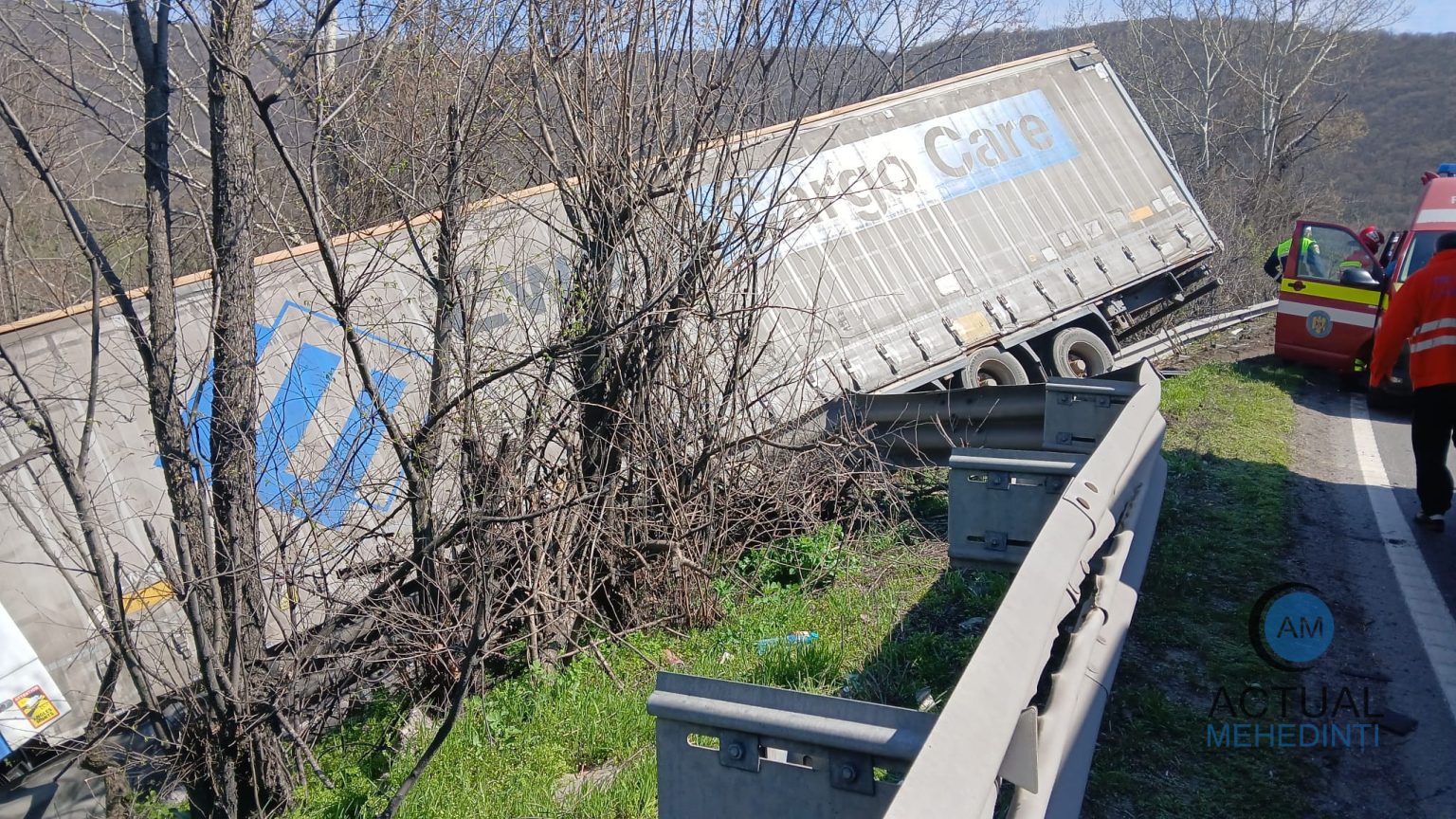 Accident pe DN6 autotren rasturnat in afara soselei