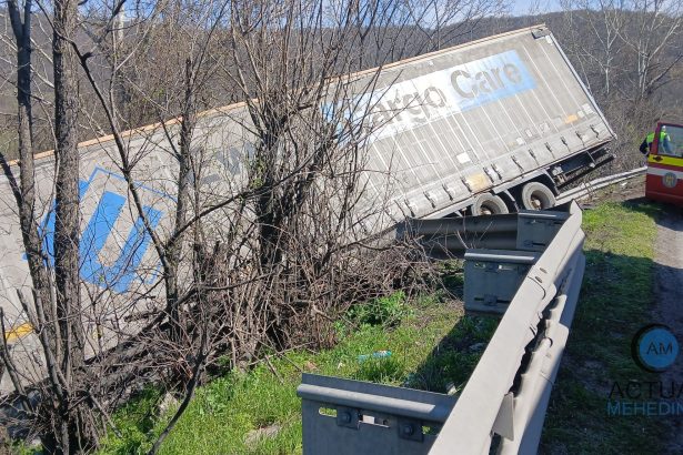 Accident pe DN6 autotren rasturnat in afara soselei