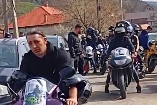 Adrian tanarul care a decedat in tragic accidentul din Corcova a fost condus pe ultimul drum Zeci de motociclisti au luat parte la ceremonie