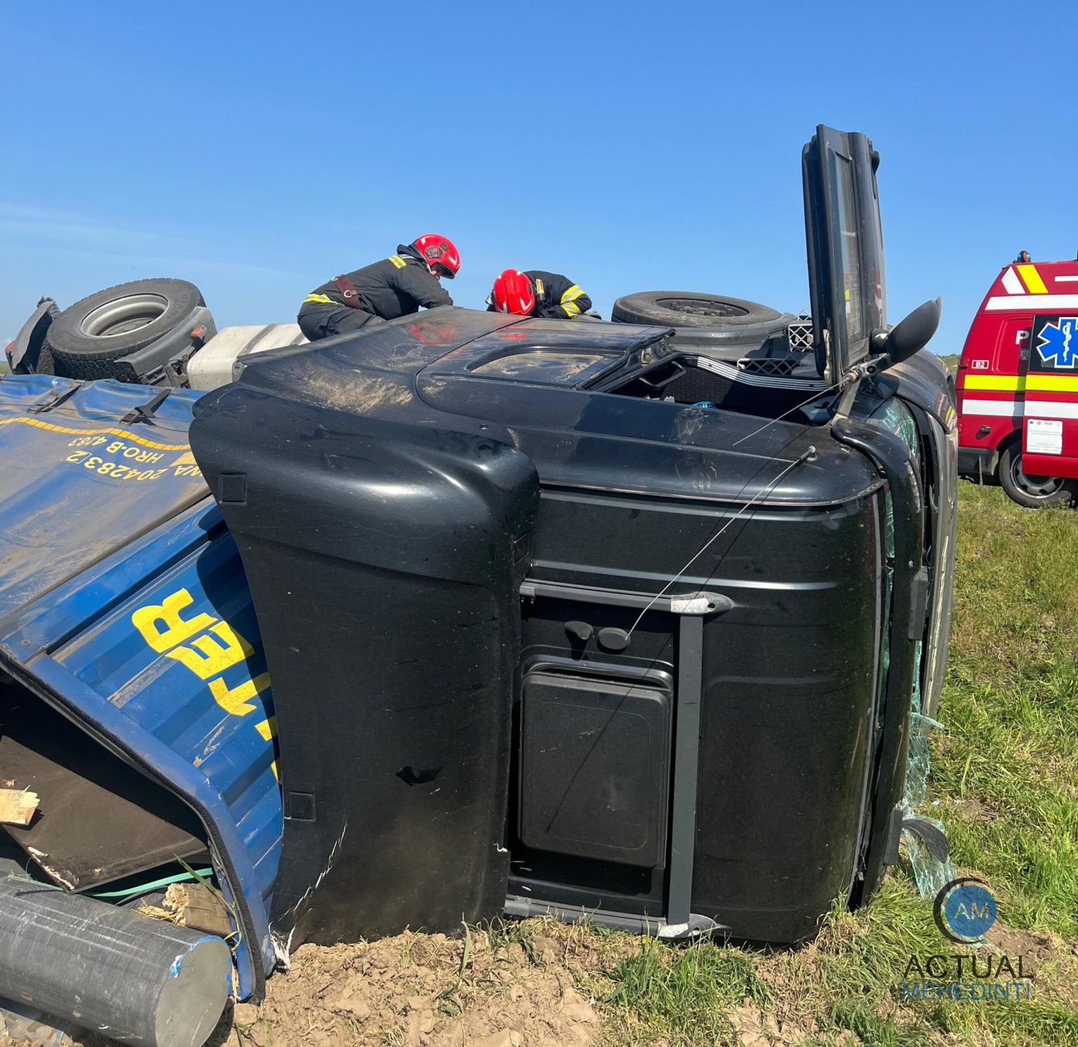 Accident la iesirea din localitatea Bucura Un autotren incarcat cu tuburi metalice s a overturnat in afara drumului