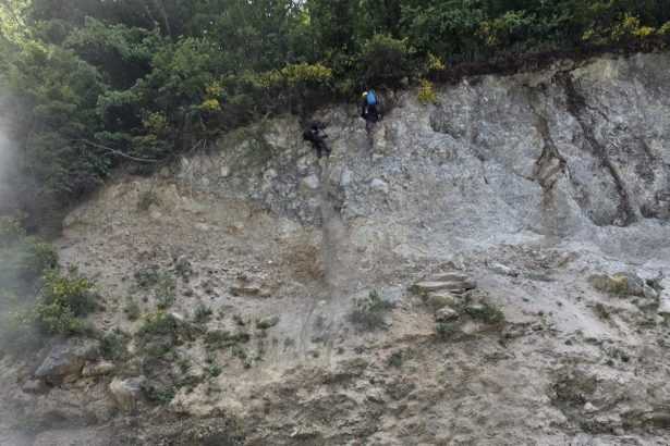 Atentie soferi au loc caderi de pietre pe DN 57 in Dubova Trafic restrictionat pe durata lucrarilor