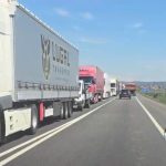 Cozi de zeci de kilometri pe DN 6 si pe Centura Severinului Drumarii realizeaza reparatii la asfalt