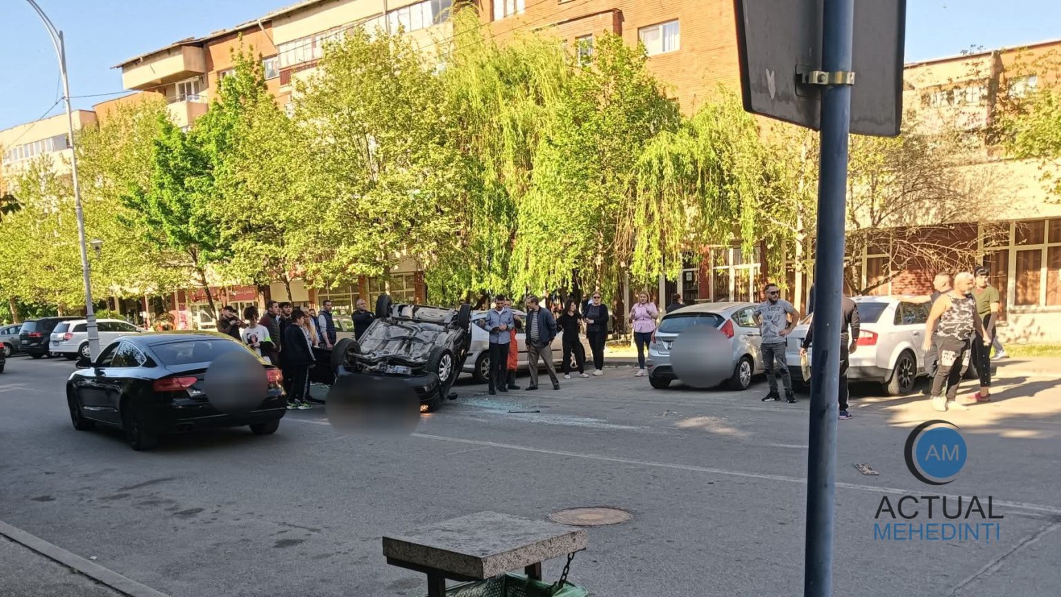 accident cu doua victime in severin masina rasturnata in urma coliziunii