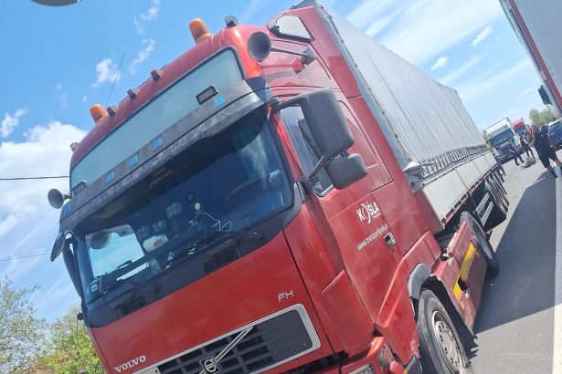 accident in lant pe dn 56a la cujmir intre 3 masini si un camion o persoana ranita in urma impactului