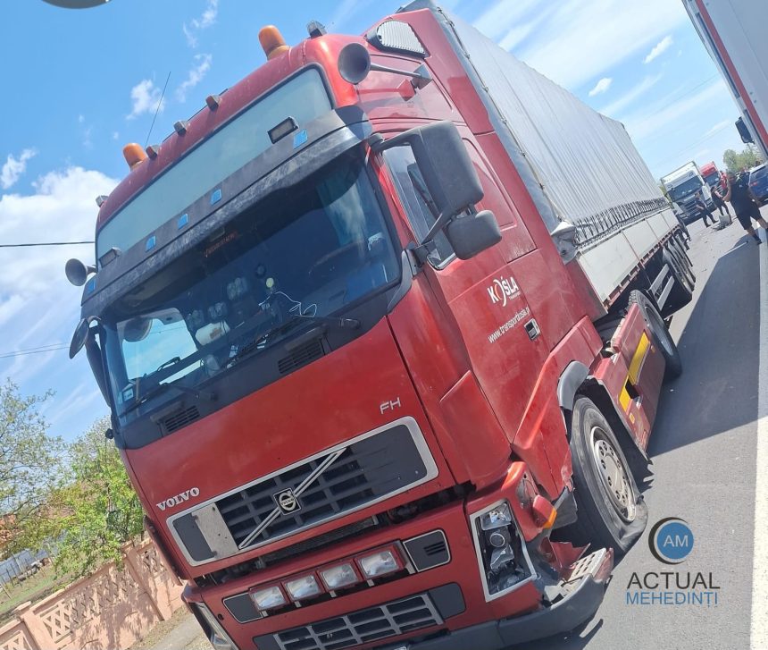 accident in lant pe dn 56a la cujmir intre 3 masini si un camion o persoana ranita in urma impactului