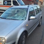 accident intre o trotineta si o masina trotinetistul grav ranit dupa ce nu ar fi respectat semnul stop