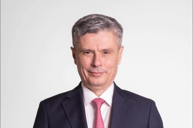 ipocriziaatingeapogeulvirgilpopescuscuturatdinamortealapoliticadefratiarosauritaapacanelelorfostulministrulacrimiinpublicsioportunismonline