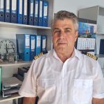debitul dunarii continua sa scada navele si barjele raman esuate iar restriciile de navigatie se extind autoritile recomanda folosirea ecluzei sarbesti pf ii
