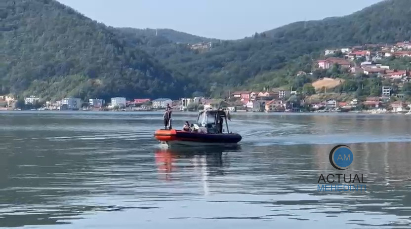 A doua zi de cautari pe Dunare in golful Dubova pentru gasirea tanarului cazut de pe skijet