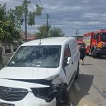 Accident cu doua persoane ranite si daune considerabile in localitatea Carceni
