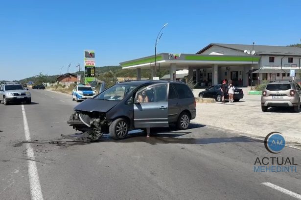 Accident in Chiochiuta Doua victime internate la spital O soferita nu ar fi acordat prioritate la iesirea din benzinarie