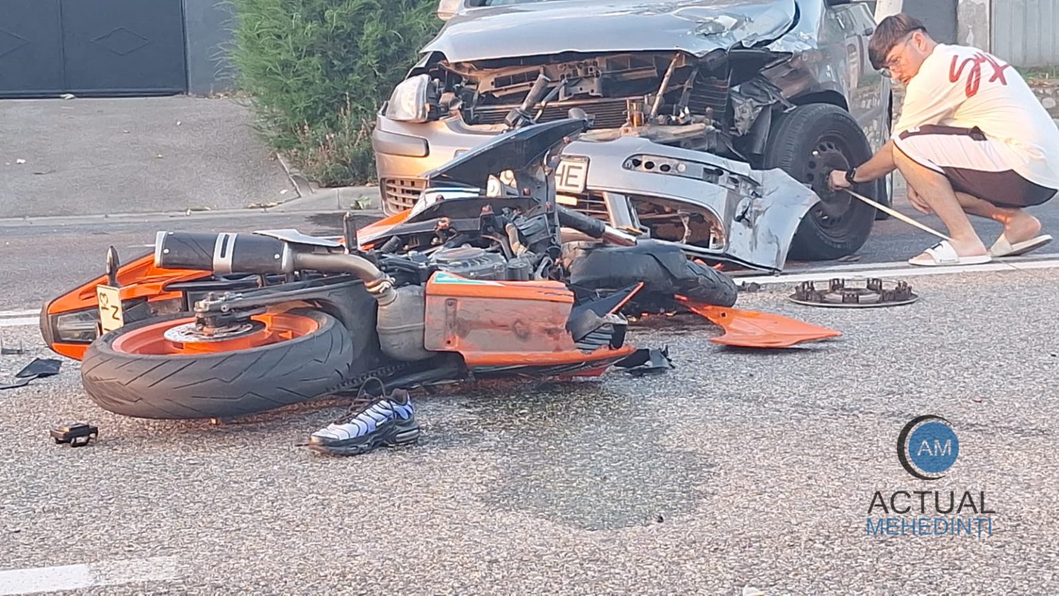 Accident pe DN6 la iesirea din Schela intre o motocicleta si o masina Motociclistul incepator a fost transportat la spital Trafic oprit