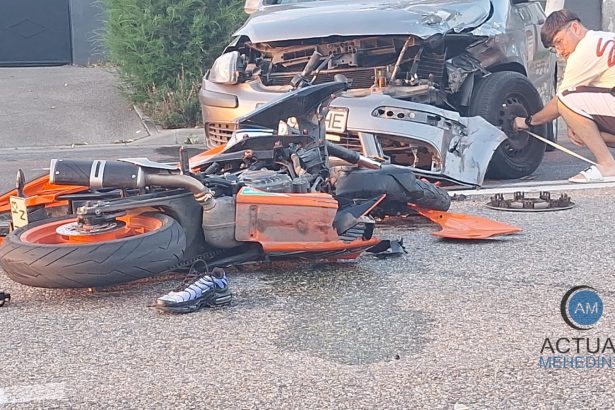 Accident pe DN6 la iesirea din Schela intre o motocicleta si o masina Motociclistul incepator a fost transportat la spital Trafic oprit