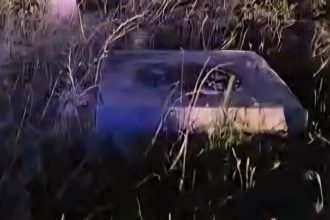 Accident pe DN67A in Brosteni un autoturism a cazut in sant trei persoane implicate