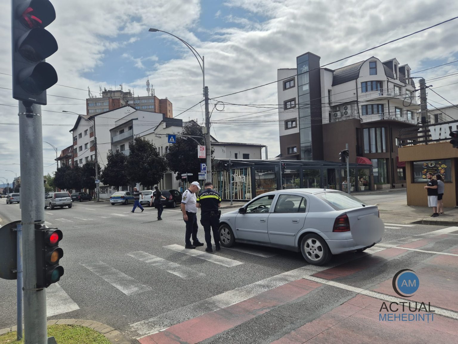 Accident pe bulevardul Tudor Vladimirescu intre doua masini Un sofer internat la spital