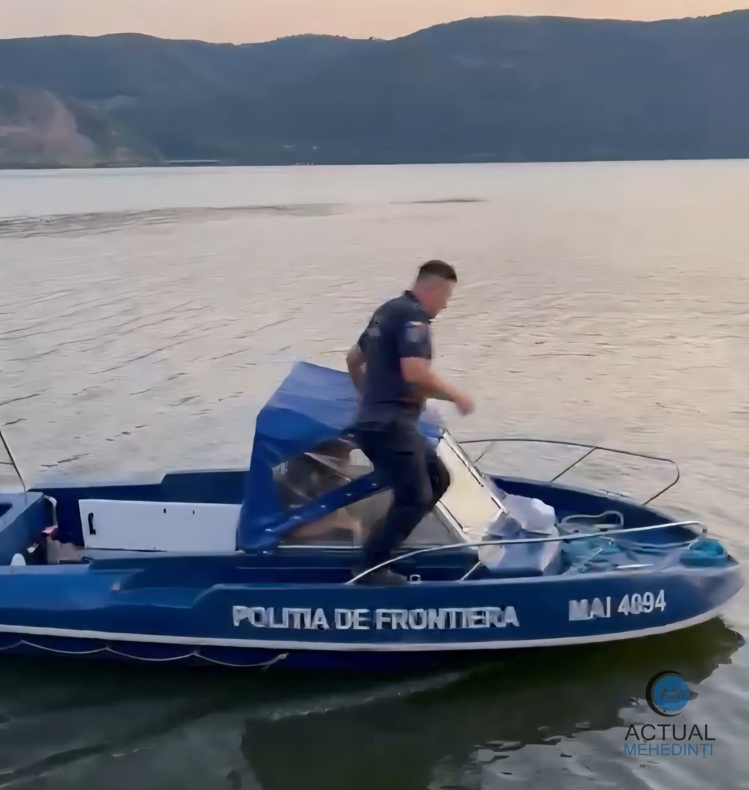 Cetatean sarbo salvat din Dunare de o patrula a Politiei de Frontiera Incidentul a avut loc dupa ce barbatul de 54 de ani ar fi adormit pe un colac in zona localitatii Svinita