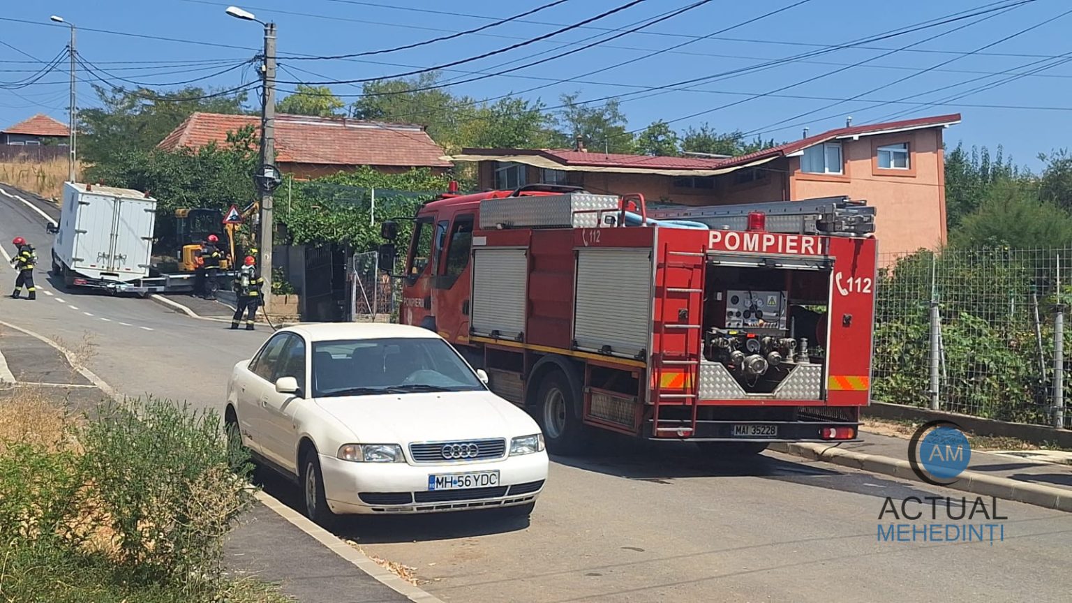 Conducta de gaz avariata in Schela Cladovei Teaua a fost deteriorata de o autoutilitaria care transporta un miniexcavator iar gardul unei gospodarii a fost distrus