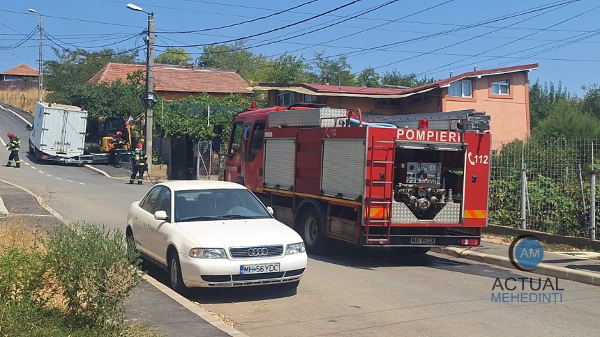 Conducta de gaz avariata in Schela Cladovei Teaua a fost deteriorata de o autoutilitaria care transporta un miniexcavator iar gardul unei gospodarii a fost distrus
