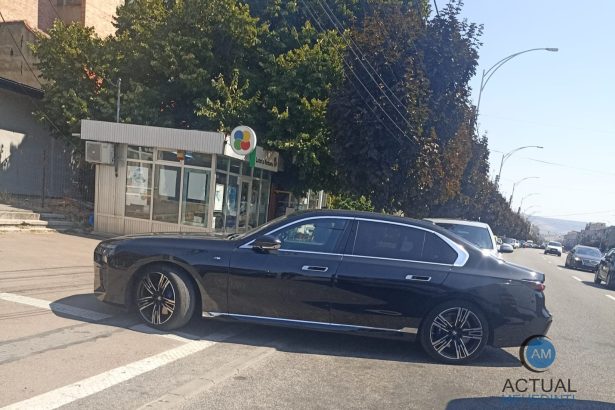 Parcare de lux reguli de circulatie ignoralte un BMW a blocat accesul intr o statie de autobuz din Severin