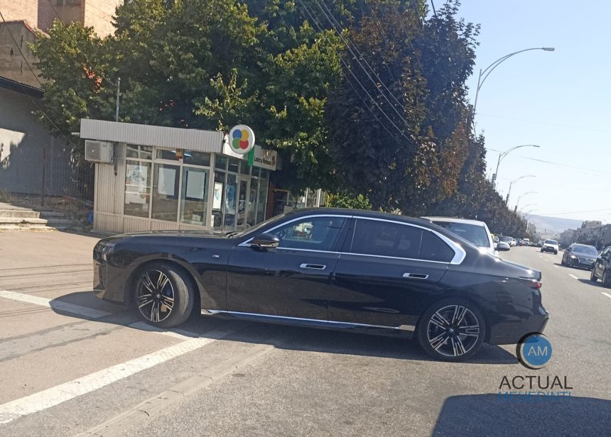 Parcare de lux reguli de circulatie ignoralte un BMW a blocat accesul intr o statie de autobuz din Severin