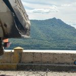 Trafic blocat pe DN6 in zona Ilovita Materiale din bena unui camion sau raspandit pe carosabil Intervin echipele de drumari