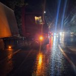 Trafic ingreunat pe DN 56A intre Starmina si Hinova Un autotren a iesit de pe drum iar remorca s a rasturnat in sant