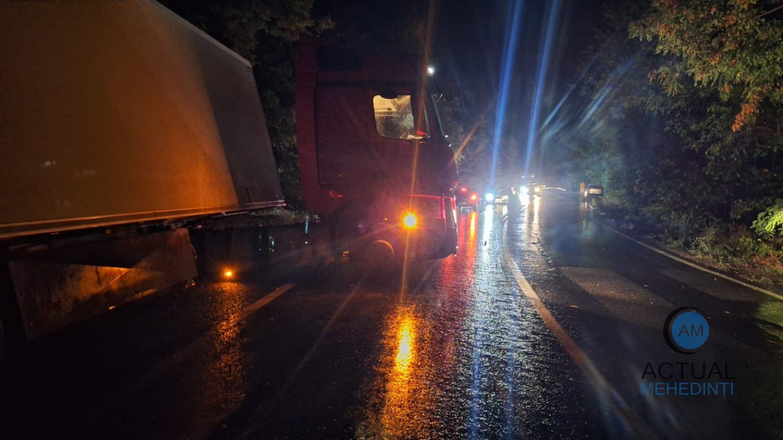 Trafic ingreunat pe DN 56A intre Starmina si Hinova Un autotren a iesit de pe drum iar remorca s a rasturnat in sant