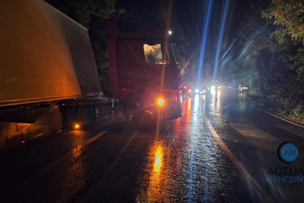 Trafic ingreunat pe DN 56A intre Starmina si Hinova Un autotren a iesit de pe drum iar remorca s a rasturnat in sant