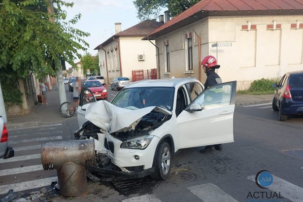 accident intre doua masini in severin din cauza neacordarii de prioritate doua victime in urma coliziunii