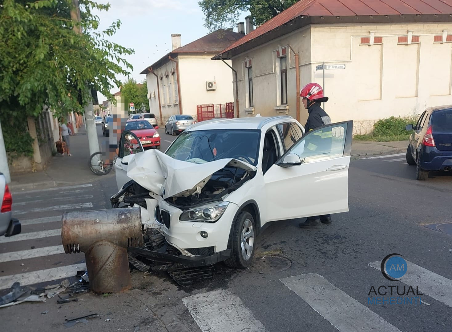accident intre doua masini in severin din cauza neacordarii de prioritate doua victime in urma coliziunii