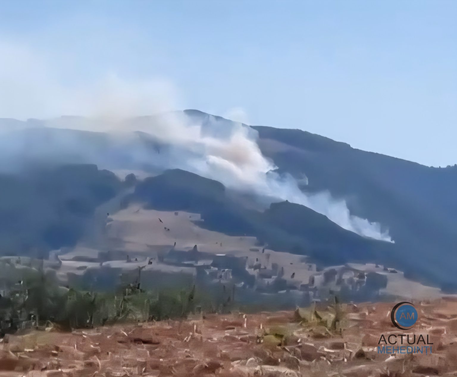 incendiu de amploare intr o padure din podeni terenul este accidentat si greu accesibil