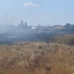 incendiu de vegetatie pe centura severinului flacarele s au apropiat de un parc auto iar pompierii au intervenit rapid