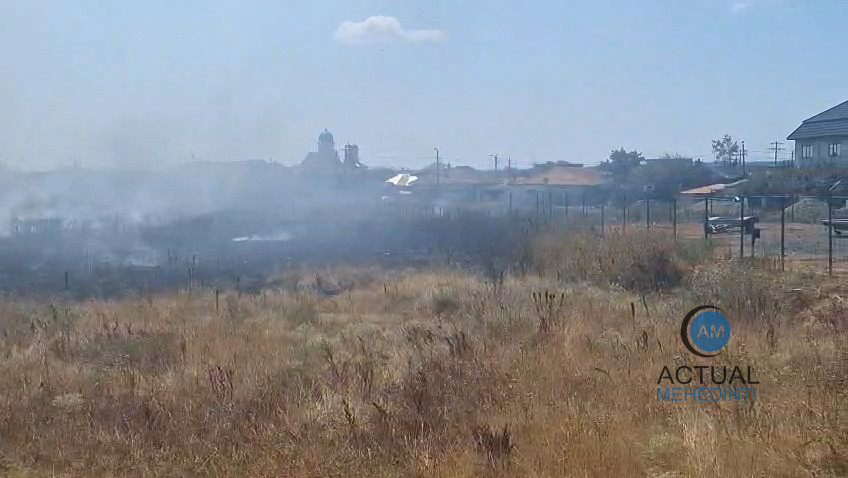 incendiu de vegetatie pe centura severinului flacarele s au apropiat de un parc auto iar pompierii au intervenit rapid