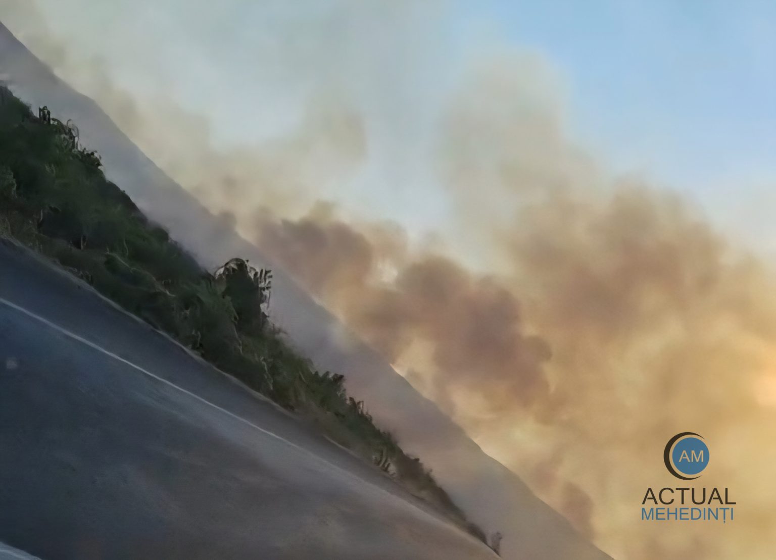 incendiu de vegetatie pe centura severinului flacarele se apropie de drum iar traficul este ingreunat