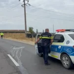 Accident pe DN 67, în Halânga: mașină răsturnată după ce a lovit un stâlp