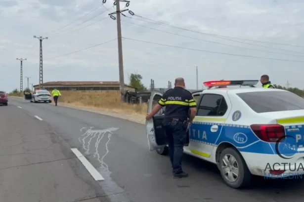 Accident pe DN 67, în Halânga: mașină răsturnată după ce a lovit un stâlp