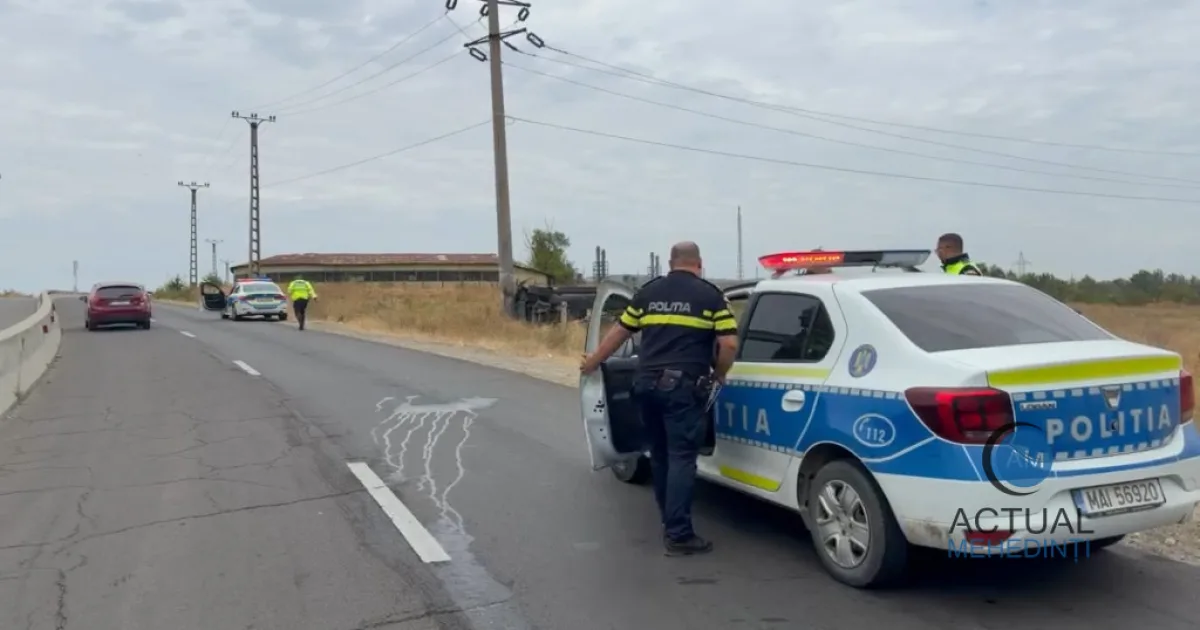 Accident pe DN 67, în Halânga: mașină răsturnată după ce a lovit un stâlp
