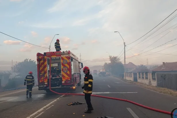 Calea Târgu Jiului blocată în Drobeta-Turnu Severin. Intervin pompierii.