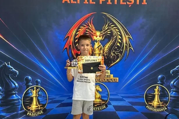 Educație prin Șah: trei podiumuri generale și locul întâi la U10, la Pitești
