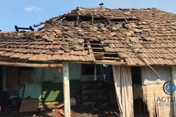 Incendiu în Vrancea: flăcările au cuprins acoperișul unei case și două anexe