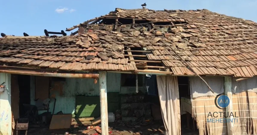 Incendiu în Vrancea: flăcările au cuprins acoperișul unei case și două anexe