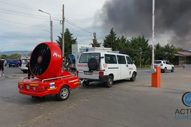 Incendiu la fabrica de hârtie: pompierii intervin cu mai multe echipaje