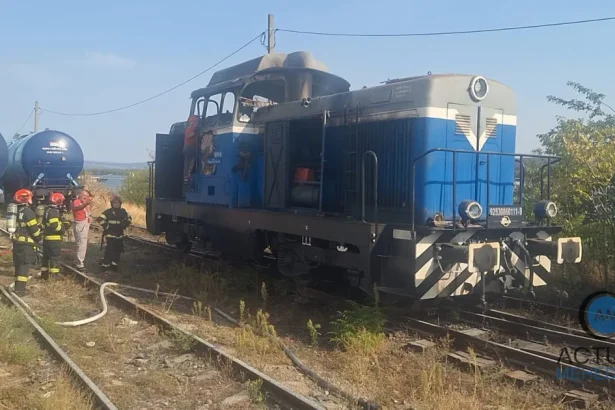 Incendiu la locomotivă în portul Drobeta-Turnu Severin. Intervin mai mulți pompieri.