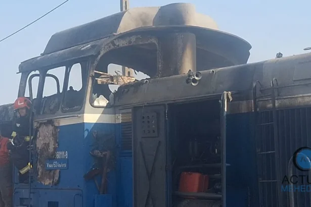 Incendiu la locomotivă în portul Drobeta-Turnu Severin. Mecanicul, cu arsuri.