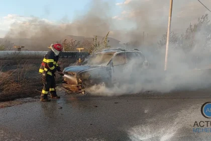 Incendiu pe Calea Târgu-Jiului: o mașină a ars din cauza vegetației uscate