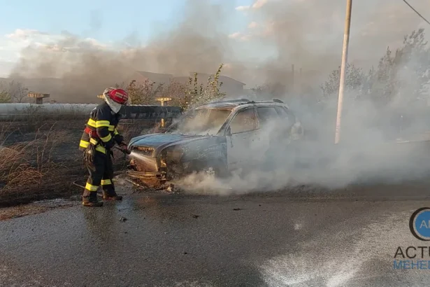 Incendiu pe Calea Târgu-Jiului: o mașină a ars din cauza vegetației uscate