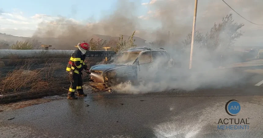 Incendiu pe Calea Târgu-Jiului: o mașină a ars din cauza vegetației uscate