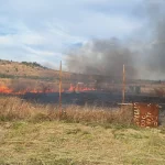 Incendiu violent pe centura Severinului: focul a cuprins un depozit de anvelope și mașini.