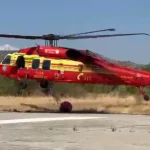 Pădurea din Podeni arde de patru zile. Intervine un elicopter în zonă.