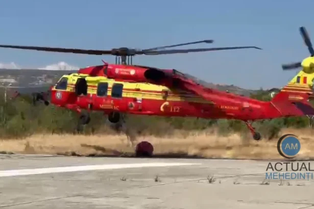 Pădurea din Podeni arde de patru zile. Intervine un elicopter în zonă.
